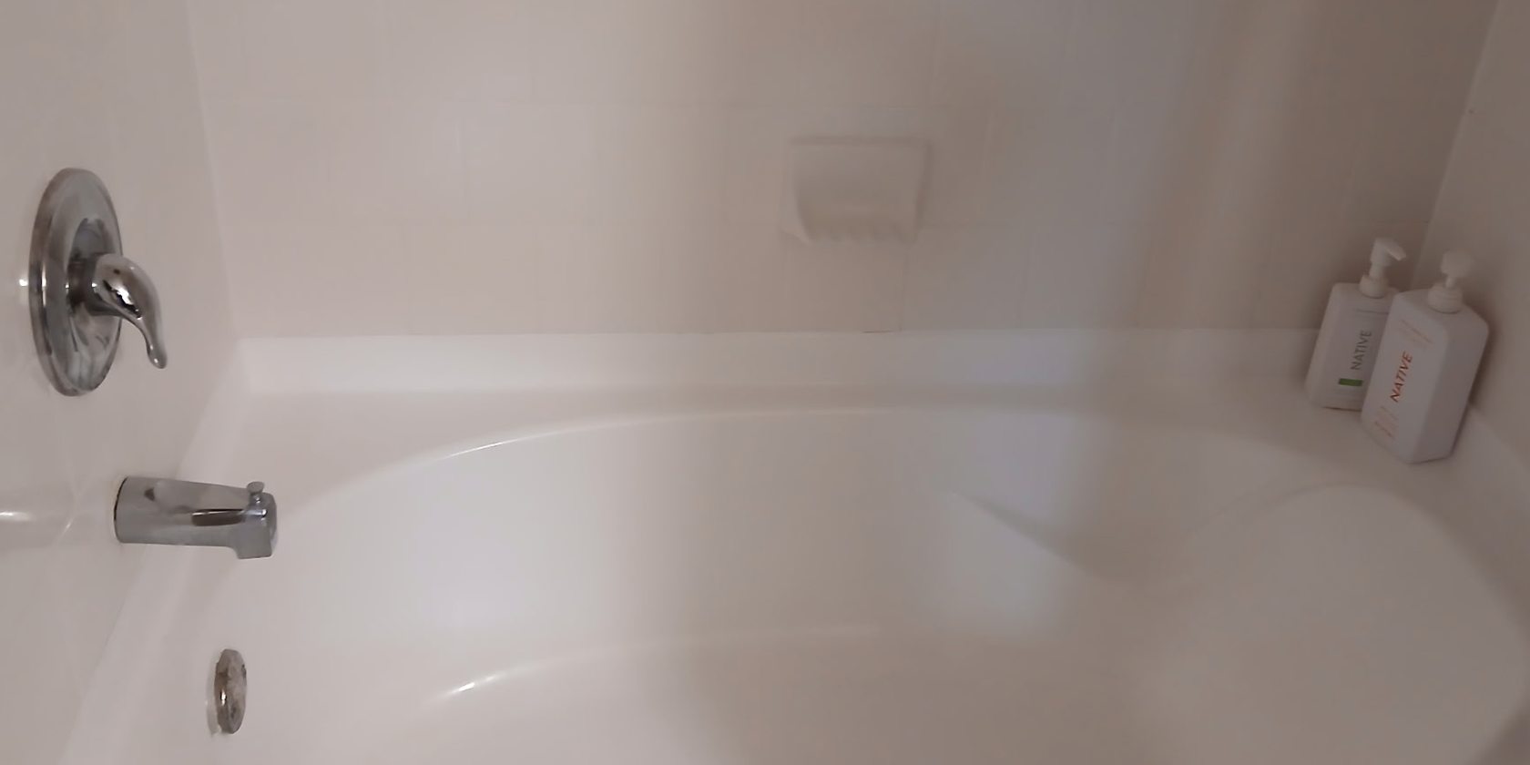 Bathtub and tile after professional deep cleaning in San Jose
